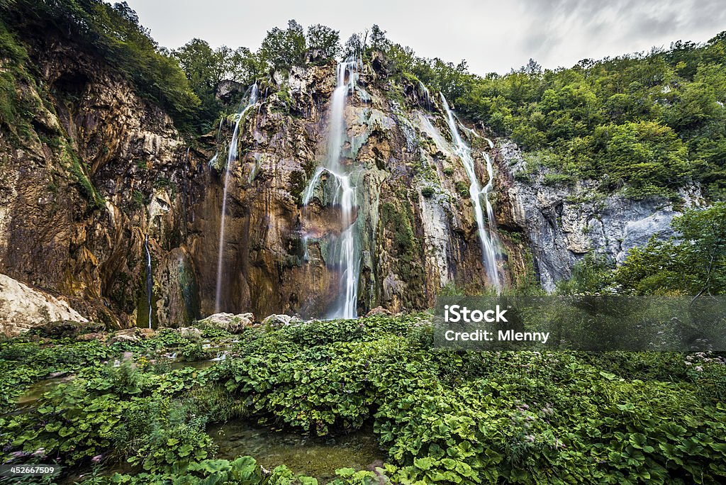 Cascada en parque nacional de Plitvice Lakes, Croacia - Foto de stock de Acantilado libre de derechos