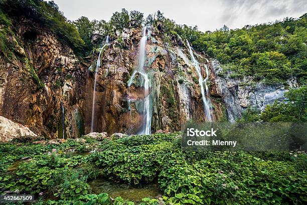 Cascada En Parque Nacional De Plitvice Lakes Croacia Foto de stock y más banco de imágenes de Acantilado