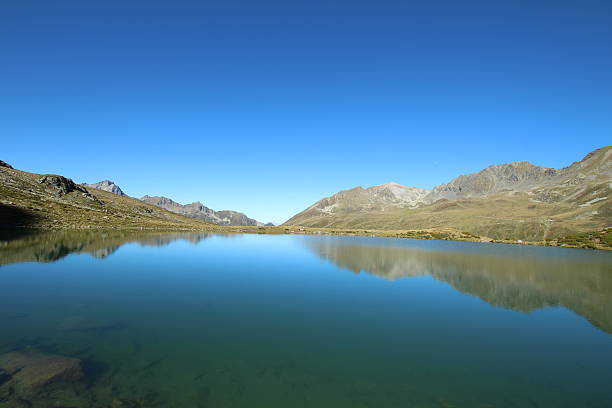 panorama alpino lago de montaña hirschebensee, kühtai, tyrol, austria - european alps tirol rhododendron nature fotografías e imágenes de stock