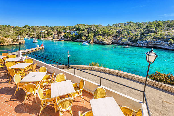 majorcian terrasse mit blick auf die bucht von cala figuera - meeresarm stock-fotos und bilder