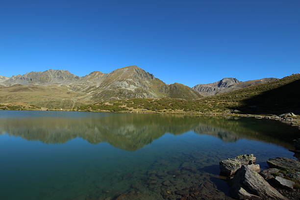 panorama alpino lago de montaña hirschebensee, kühtai, tyrol, austria - european alps tirol rhododendron nature fotografías e imágenes de stock