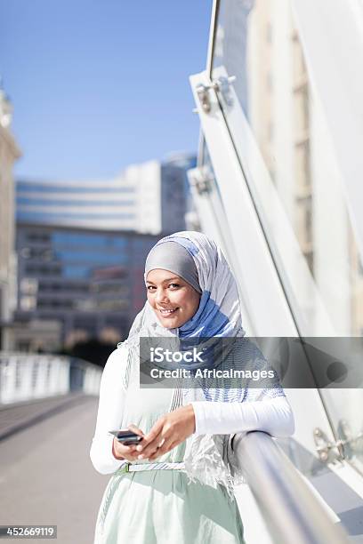 Giovani Donne Musulmane Guardando La Telecamera Città Del Capo - Fotografie stock e altre immagini di Abbigliamento modesto