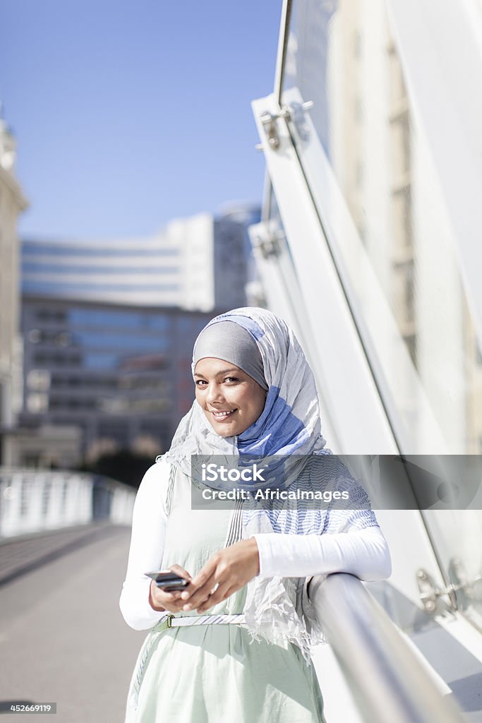 젊은 이슬람교도 여자대표 루킹 유클리드의 카메라, 케이프 타운. - 로열티 프리 20-29세 스톡 사진