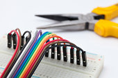 kneifzange-und-farbe-volle-elektronik-kabel.jpg?b=1&s=170x170&k=20&c=9pcopzt9DILskuFqyxd1QphRfXWOTVsxMWm4oeMa5Js=