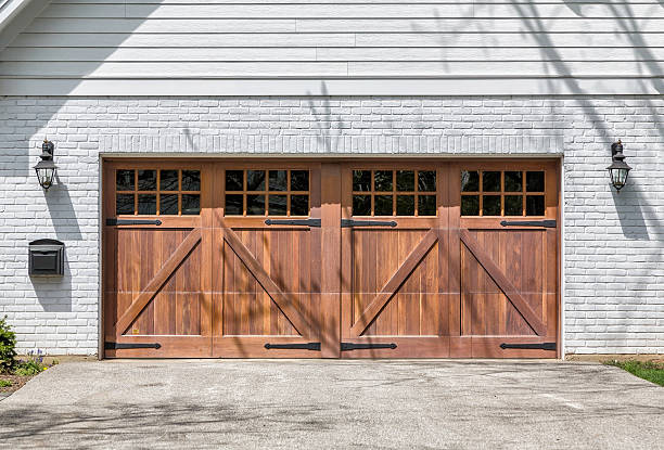 tradizionale garage doppio - wooden door foto e immagini stock