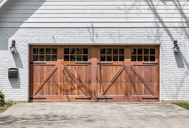 tradicional garagem para dois carros - wooden doors - fotografias e filmes do acervo