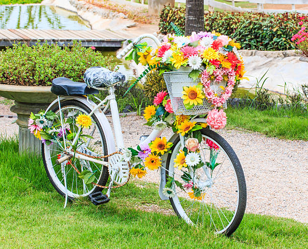 flor sobre un fondo lawn bicicleta - bicycle pedal pedal bicycle macro fotografías e imágenes de stock
