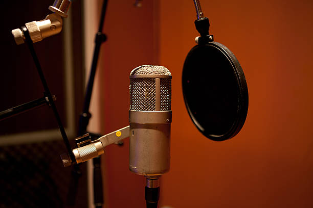 microfono vintage studio - voice over foto e immagini stock