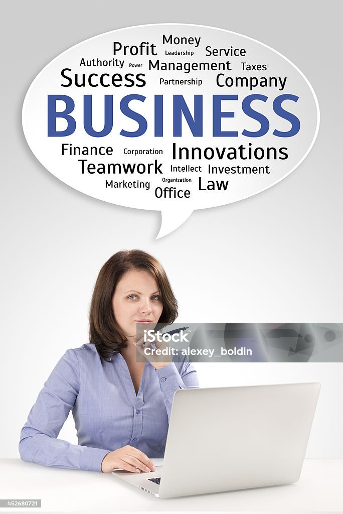 Mulher de negócios jovem sentada na frente do laptop - Foto de stock de Adulto royalty-free