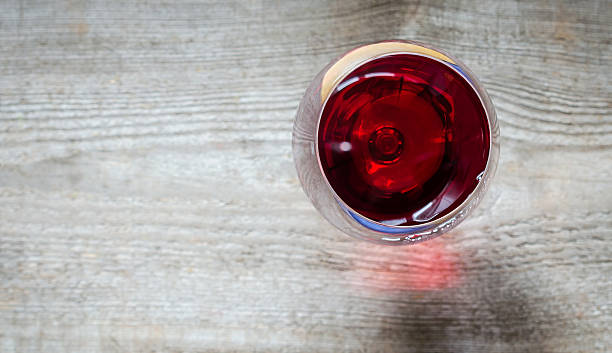 vinho tinto em um copo de vinho.  a vista de topo - wineglass red wine wine liquid imagens e fotografias de stock