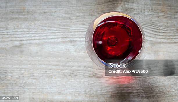 Foto de Vinho Tinto Em Uma Taça De Vinho A Vista Do Topo e mais fotos de stock de Taça de vinho - Taça de vinho, Vista de Cima para Baixo, Vinho