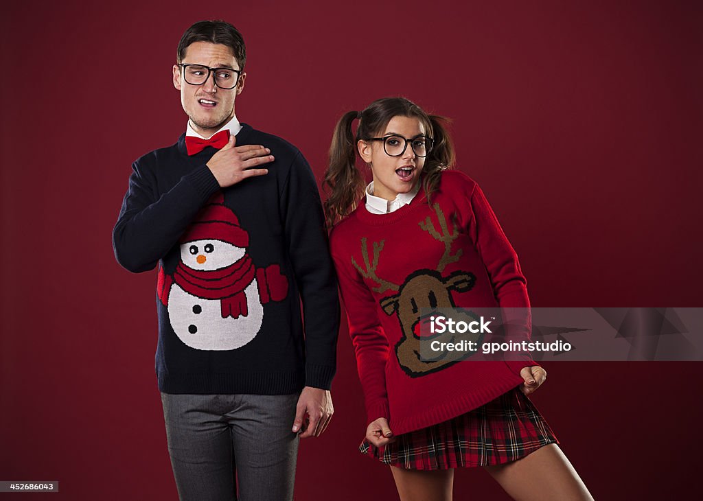 Pareja en nerd loco divertido jerseys goofing alrededor - Foto de stock de Excéntrico libre de derechos