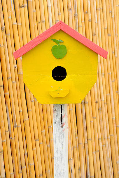 ヴィンテージの木製の小さなの巣箱ます。 - birdhouse wood pole hole ストックフォトと画像