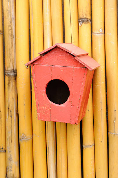 ヴィンテージの木製の小さなの巣箱 handycrafts します。 - birdhouse wood pole hole ストックフォトと画像