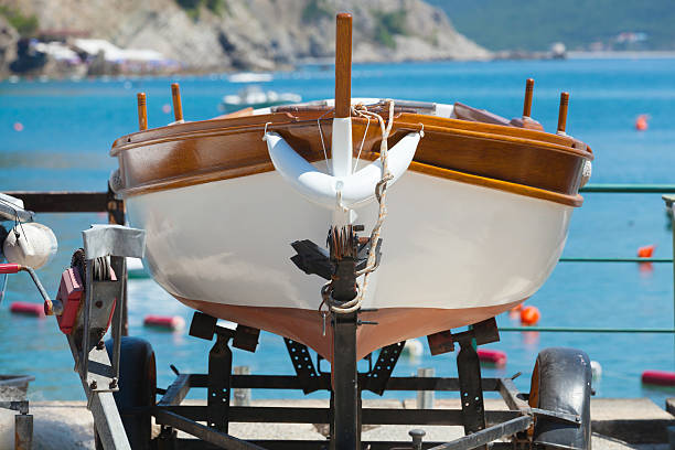 barco de pesca de madeira, fica na costa do mar adriático - pier rowboat fishing wood - fotografias e filmes do acervo