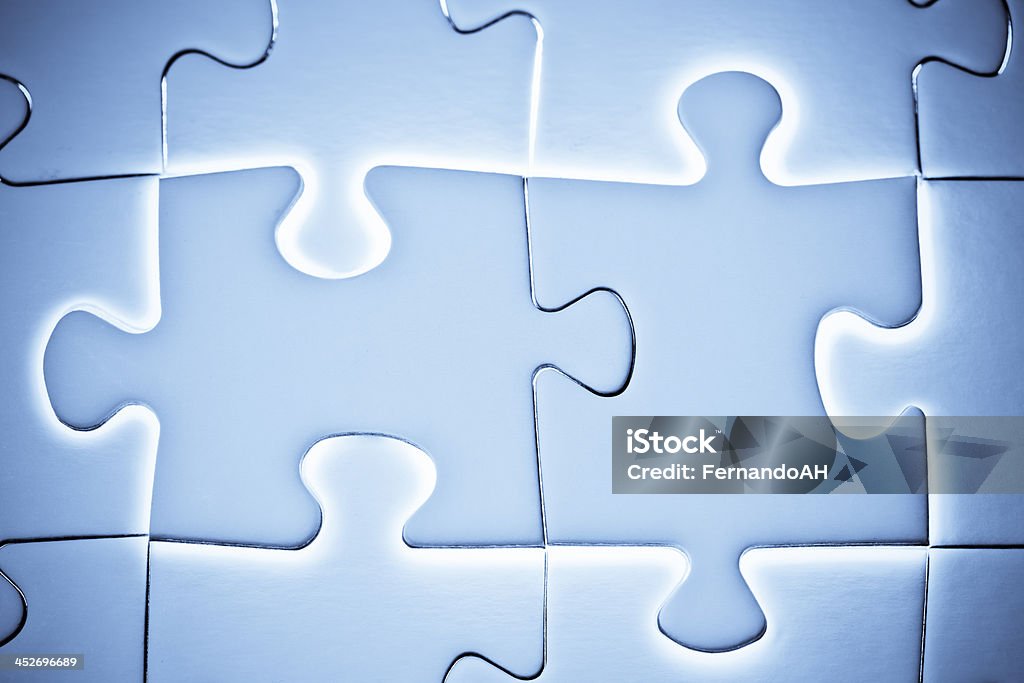 Conectando duas peças de quebra-cabeça - Foto de stock de Branco royalty-free