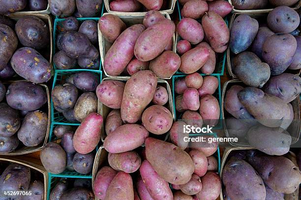 Potatos В Farmers Market — стоковые фотографии и другие картинки Без людей - Без людей, Большая группа объектов, Горизонтальный