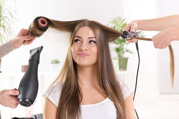 en la peluquería's. - hair care hairbrush hair dryer human hair fotografías e imágenes de stock