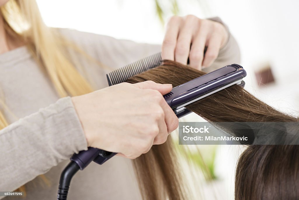 Fer à lisser. - Photo de Cheveux raides libre de droits