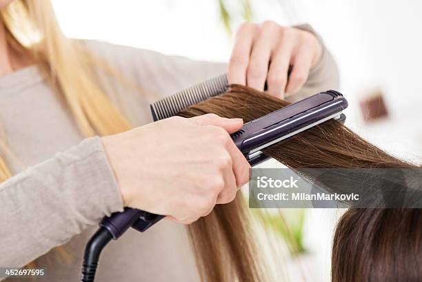 Photo libre de droit de Fer À Lisser banque d'images et plus d'images libres de droit de Cheveux raides - Cheveux raides, Femmes, Fer à lisser