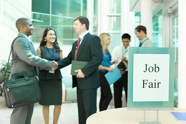 negocios: parados profesionales de asistir a un empleo justo. - opportunity handshake job business fotografías e imágenes de stock