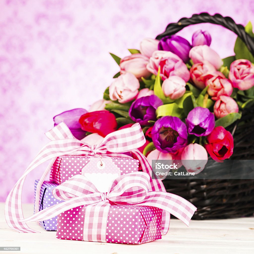 El día de la madre, regalos y la cesta de flores - Foto de stock de Cesta de picnic libre de derechos