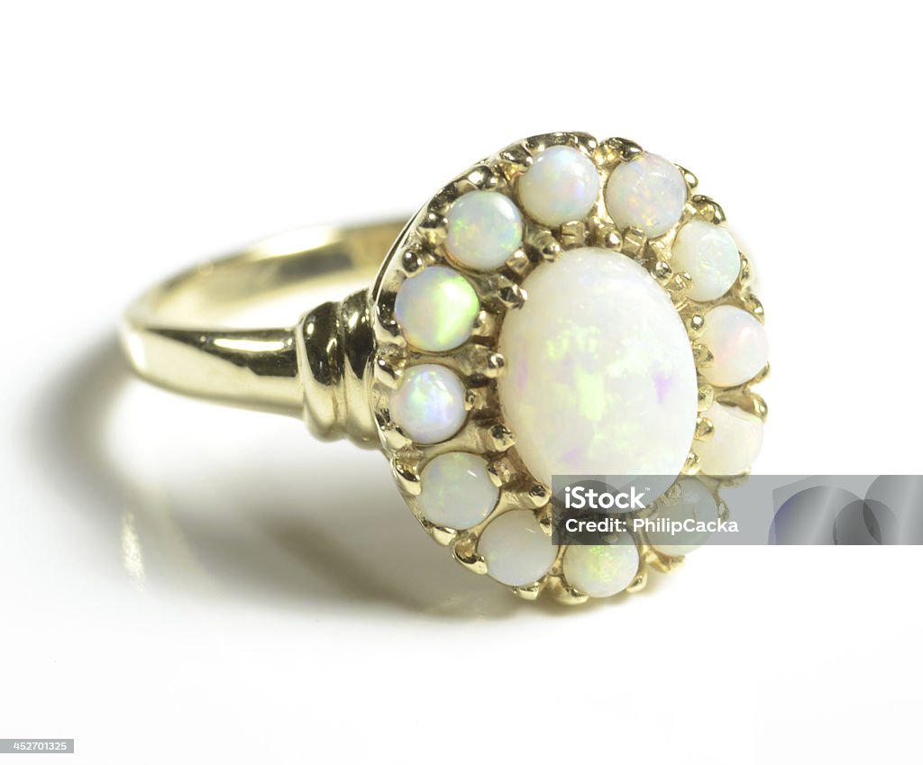 Femme et Bague en or jaune Opal - Photo de Opale libre de droits