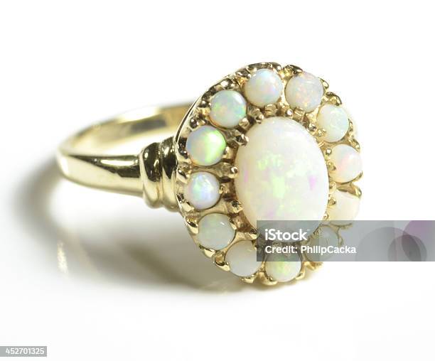 Photo libre de droit de Femme Et Bague En Or Jaune Opal banque d'images et plus d'images libres de droit de Opale - Opale, Bague - Bijou, Bijou