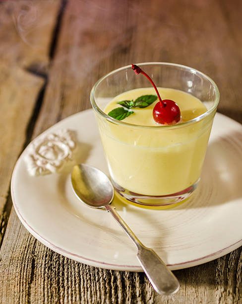 dessert alcoliche zabaione-italiano - trapani close up sicily italy foto e immagini stock