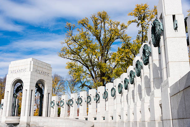 world war ii memorial in washington dc -xxxl - kriegsdenkmal stock-fotos und bilder