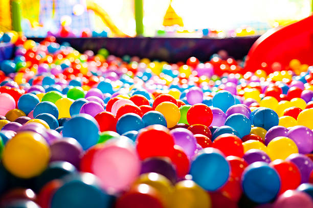 multicolored bolas em um parque infantil - ball pool imagens e fotografias de stock