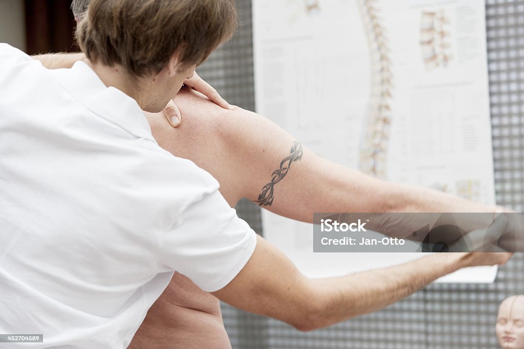 Medizin Tests ein Patienten Mobilität der Schulter - Lizenzfrei Allgemeinarztpraxis Stock-Foto