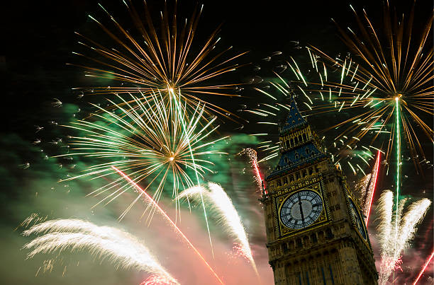 véspera de ano novo-big ben - firework display pyrotechnics london england silhouette imagens e fotografias de stock