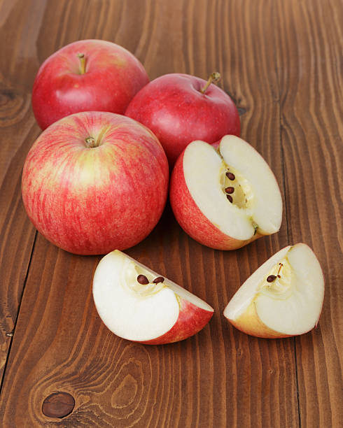 maçãs gala em mesa de madeira - apple red portion fruit imagens e fotografias de stock