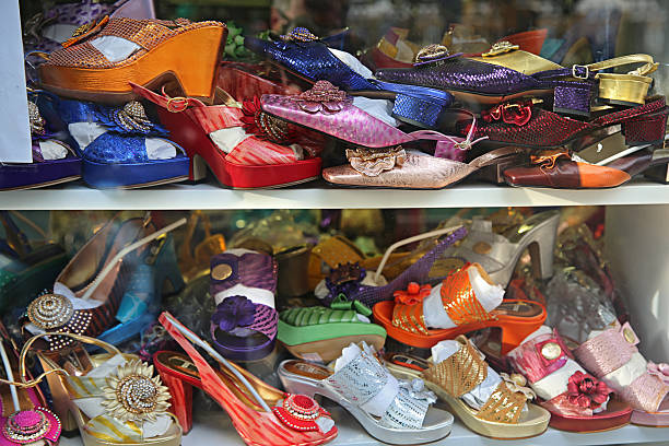 靴コレクションにクレイジーなロンドン、イングランドます。 - round toe shoes ストックフォトと画像