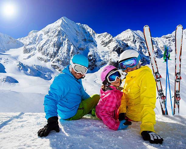 família desfrutar de férias de esqui de inverno - ski resort winter sport apres ski ski slope imagens e fotografias de stock