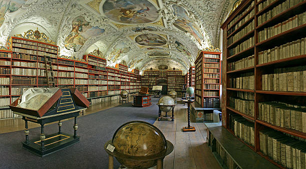 barroco de praga-biblioteca - architecture past ancient man made structure - fotografias e filmes do acervo