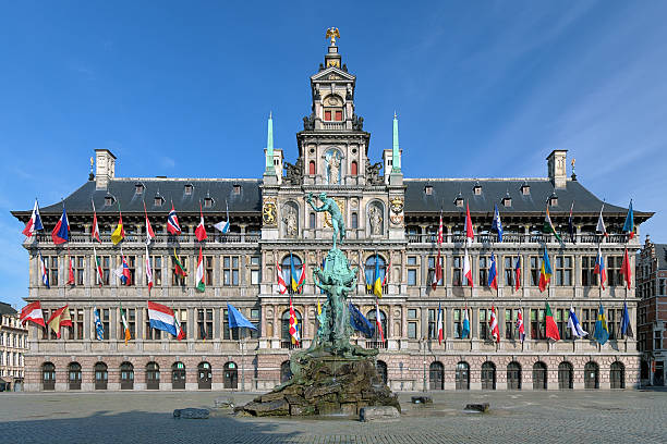 anversa city hall e fontana di brabo, belgio - brabo foto e immagini stock