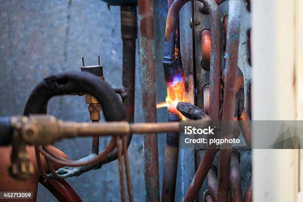 Soldar Tubos De Cobre E De Arcondicionado Empreiteiro De Reparações - Fotografias de stock e mais imagens de Abastecer