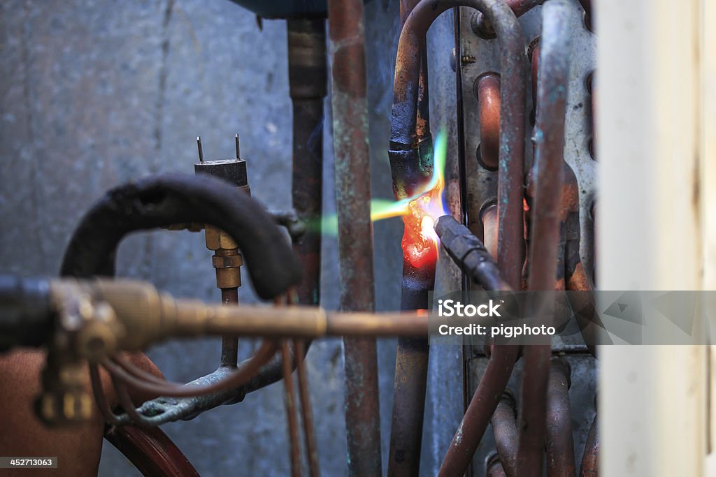 Tuberías de cobre de soldadura reparador y aire acondicionado - Foto de stock de Caño de agua libre de derechos