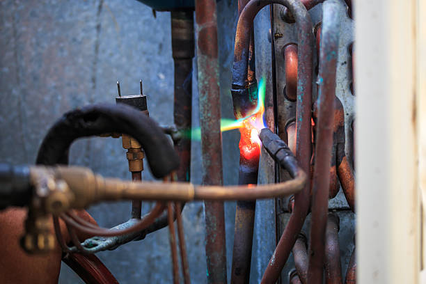 сварка медных труб и кондиционер воздуха ремонтник - foundry propane work tool welder стоковые фото и изображения
