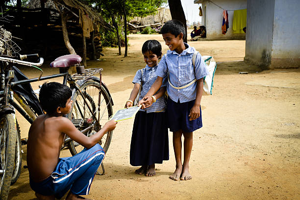 educar - india slum poverty family - fotografias e filmes do acervo