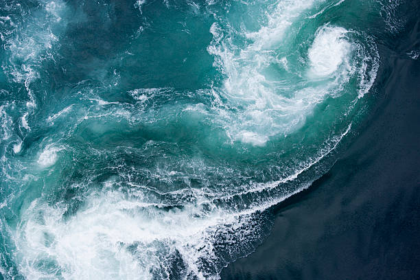 vue aérienne du fleuve actuel marée saltstraumen en norvège - turbulence photos et images de collection