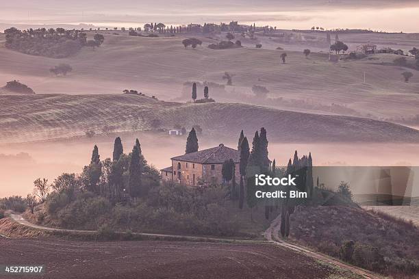 Photo libre de droit de Misty Paysage Vallonné À Laube Toscane Italie banque d'images et plus d'images libres de droit de Agriculture - Agriculture, Automne, Brouillard