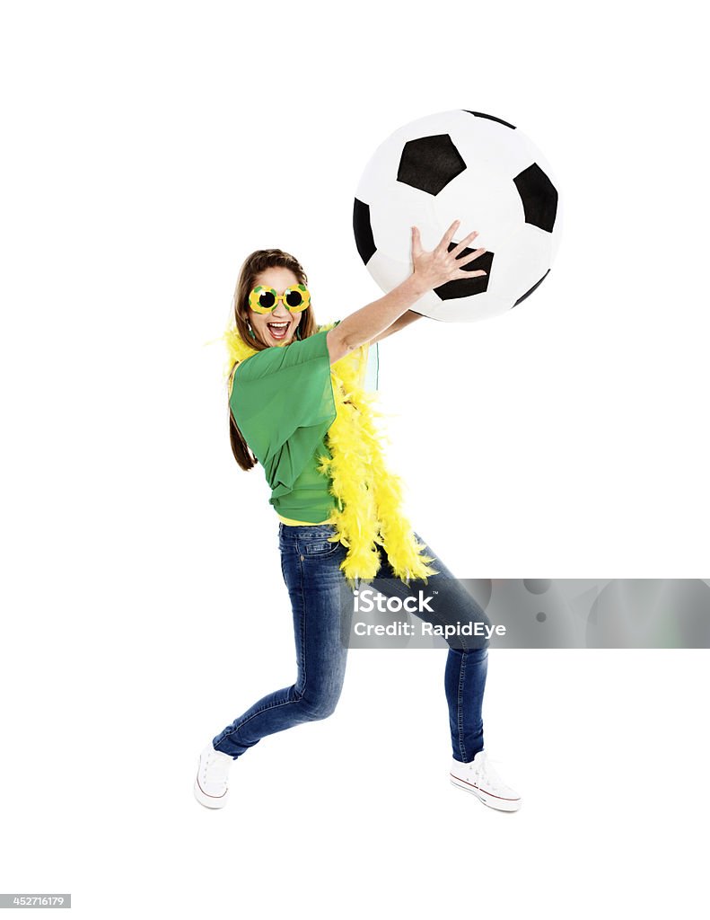 遊び心のある雌ブラジルのサッカーファン、巨大なフットボール - 1人のロイヤリティフリーストックフォト