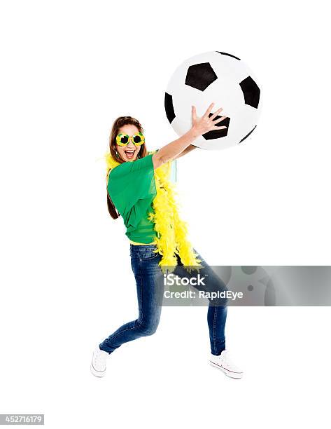 Zabawne Kobieta Brazylijski Kibica Piłki Nożnej Z Olbrzym Piłka Nożna - zdjęcia stockowe i więcej obrazów 2014