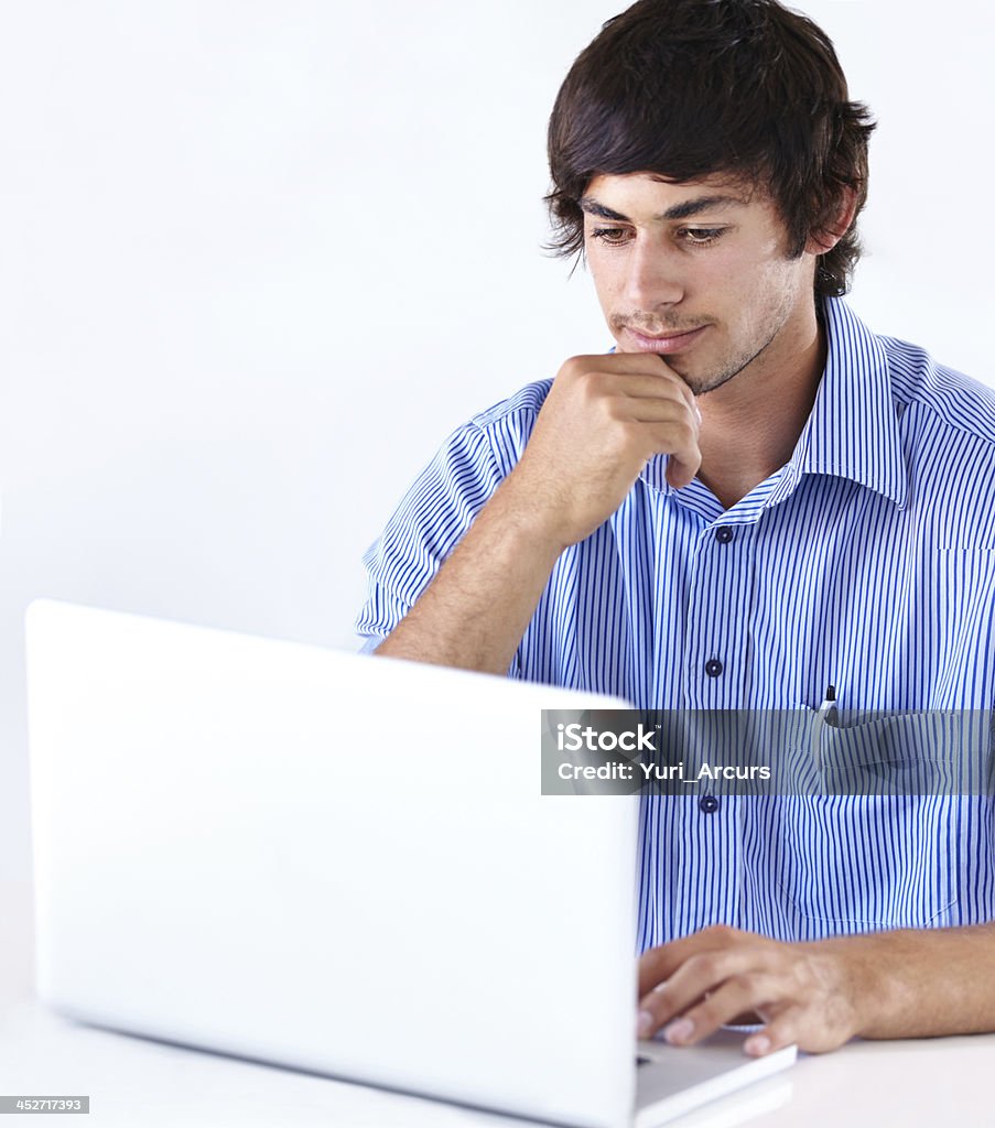 Pensando difícil, trabalhando em seu laptop - Foto de stock de Adulto royalty-free