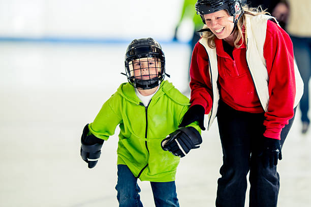 eislaufen sicherheit - ice skating ice hockey child family stock-fotos und bilder