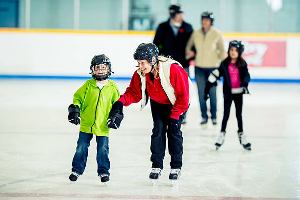 eislaufen sicherheit - ice skating ice hockey child family stock-fotos und bilder