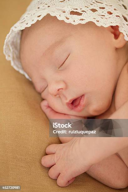 Новорожденный Ребенок — стоковые фотографии и другие картинки 0-11 месяцев - 0-11 месяцев, Благополучие, В полный рост